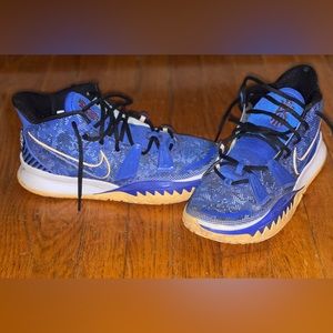 Kyrie 7 Sisterhood basketball sneakers. Only worn on the court! Great condition